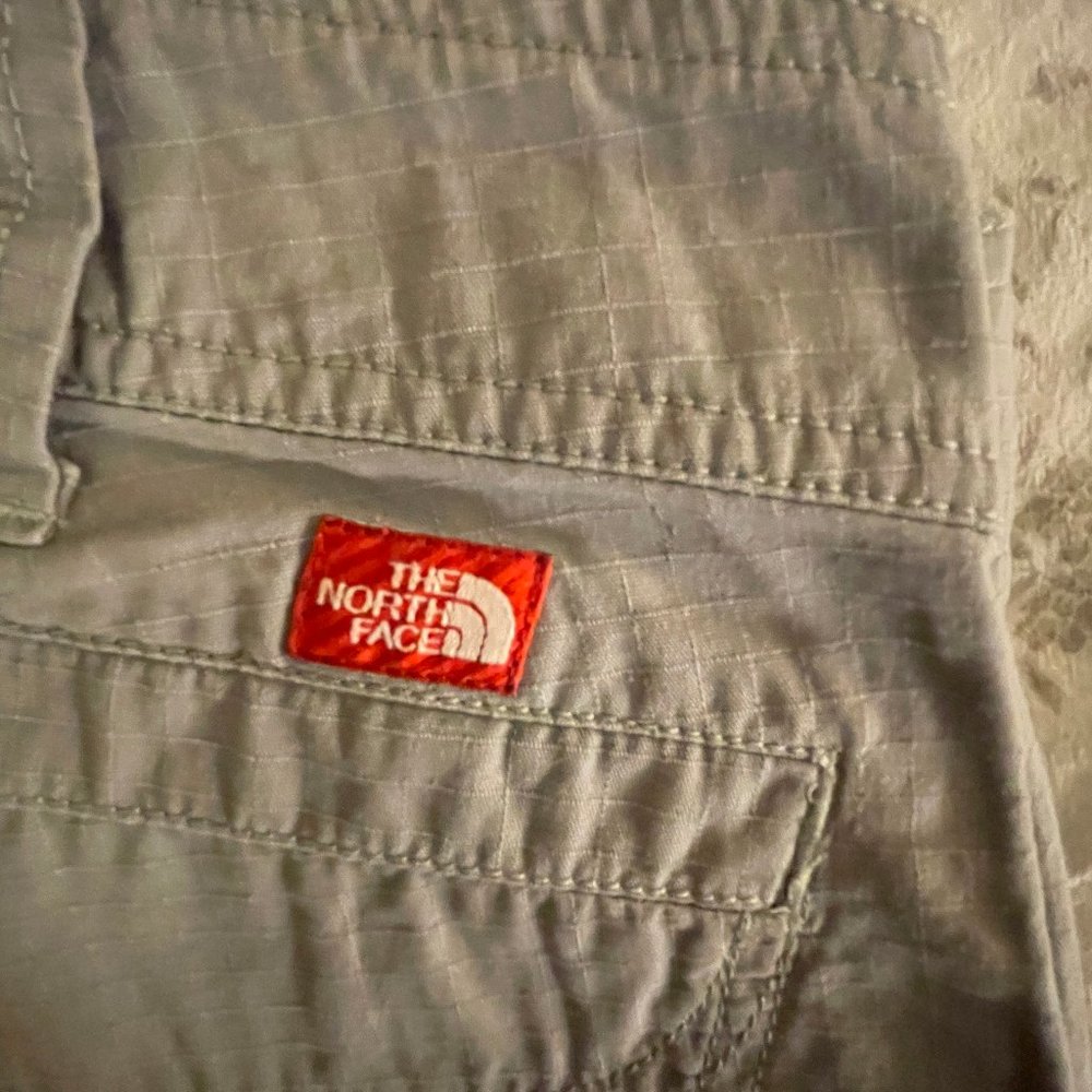 The North Face cargo capri pants, Women's Size 8, Light Gray color - Picture 6 of 15